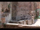 02952 ostia - regio v - insula v - terme dell'invidioso (v,v,2) - raum d - frigidariums - wasserbecken li - gesehen von der via del sole.jpg